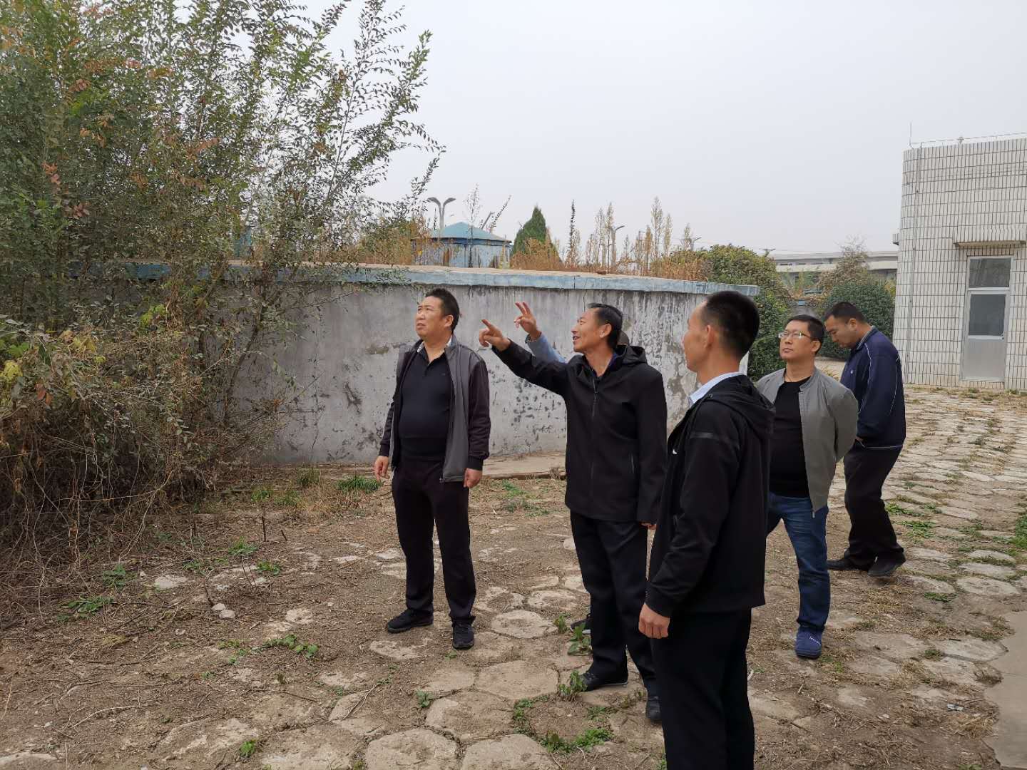 公司總經(jīng)理王建人在供水、污水生產(chǎn)一線開展風(fēng)險隱患排查 (1).jpg