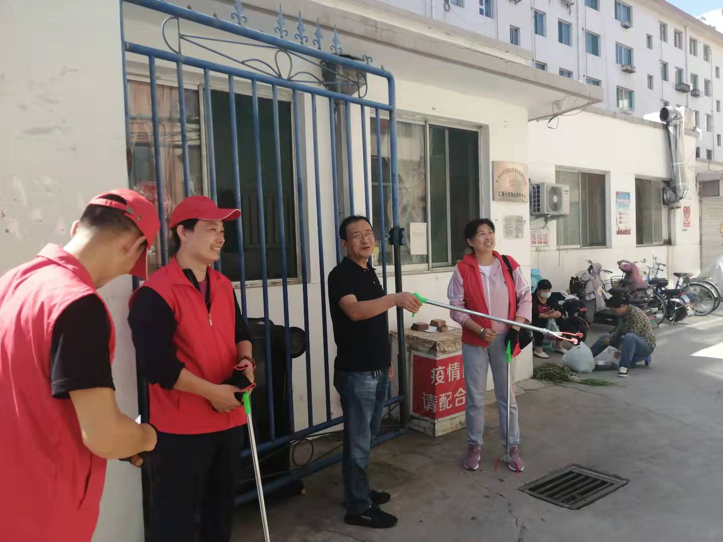 01-9月9日黨委委員、財務(wù)總監(jiān)辛建人在匯春小區(qū)檢查指導(dǎo)志愿者服務(wù).jpg
